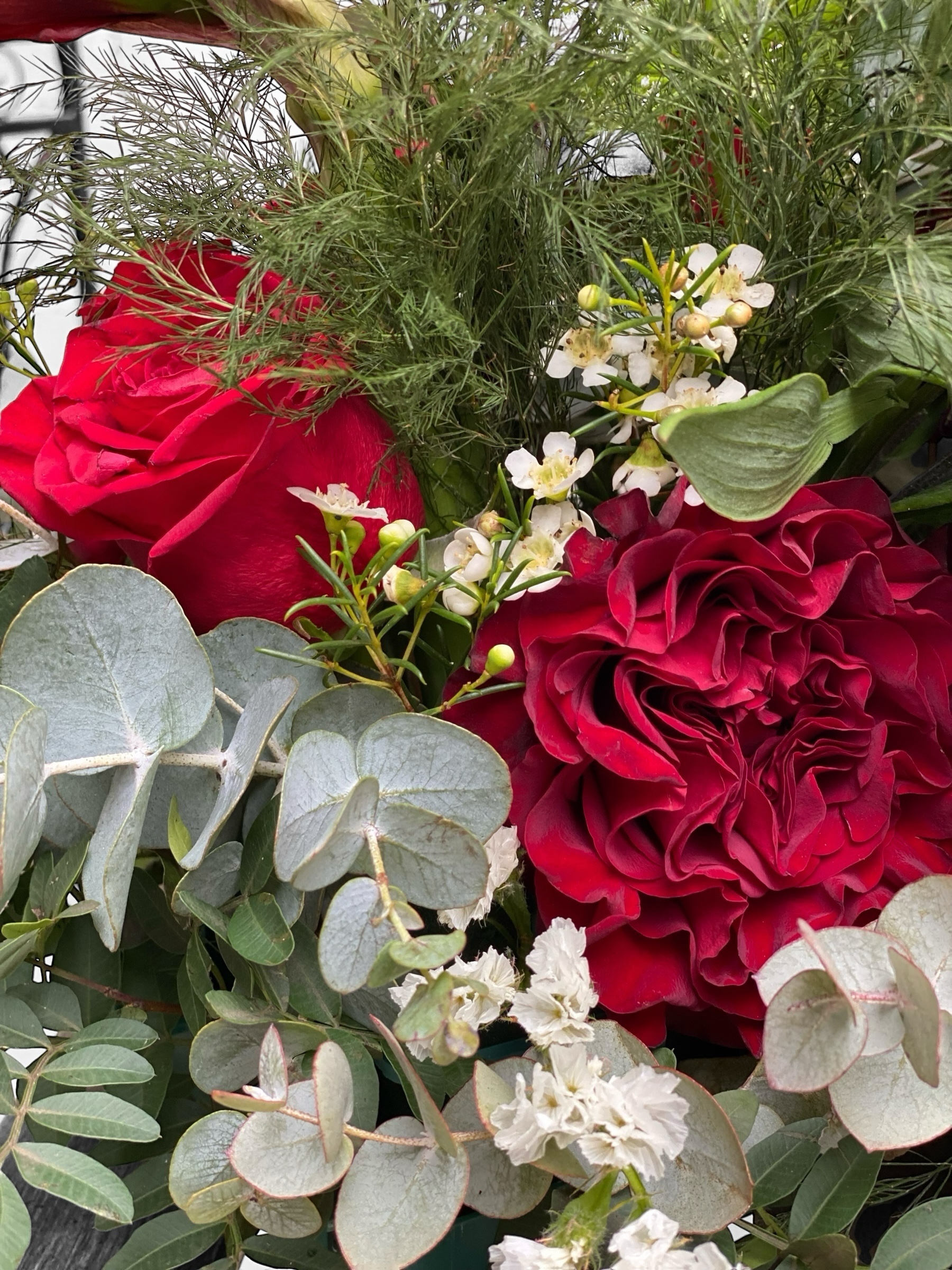 Centro de flores tonos rojos - Imagen 3